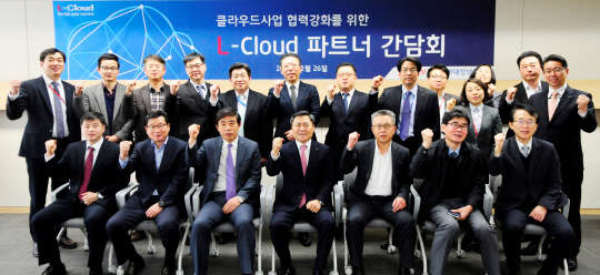 마용득 롯데정보통신·현대정보기술 대표(앞줄 왼쪽 네번째)를 비롯한 12개사 클라우드 담당자들이 간담회 기념촬영을 임하고 있다.  롯데정보통신 제공